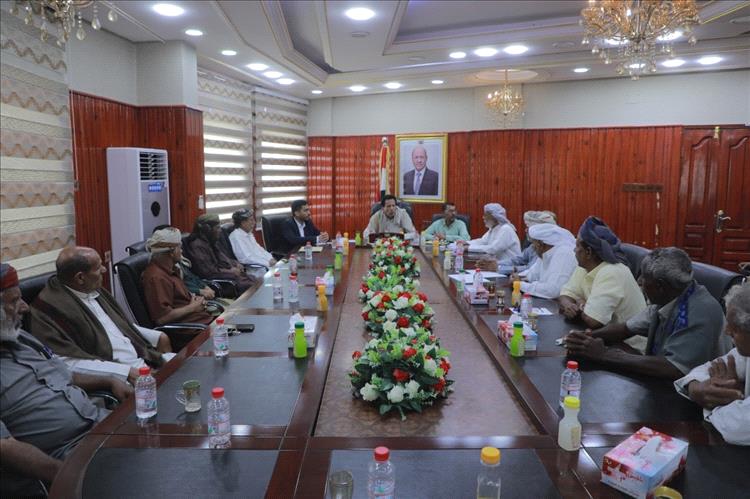 محافظ المهرة يلتقي ضباط المحافظة القدامى ضمن جهود تعزيز الأداء الأمني وتثبيت الاستقرار