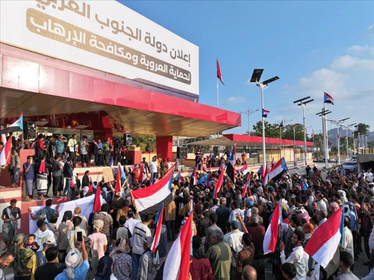 استمرار الاحتشاد الجماهيري في ساحة العروض للمطالبة بإعلان دولة الجنوب