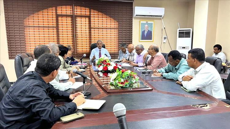 محافظ لحج يترأس اجتماعا لمجلس إدارة مؤسسة المياه والصرف الصحي ويقر عددا من الإجراءات التنظيمية والخدمية