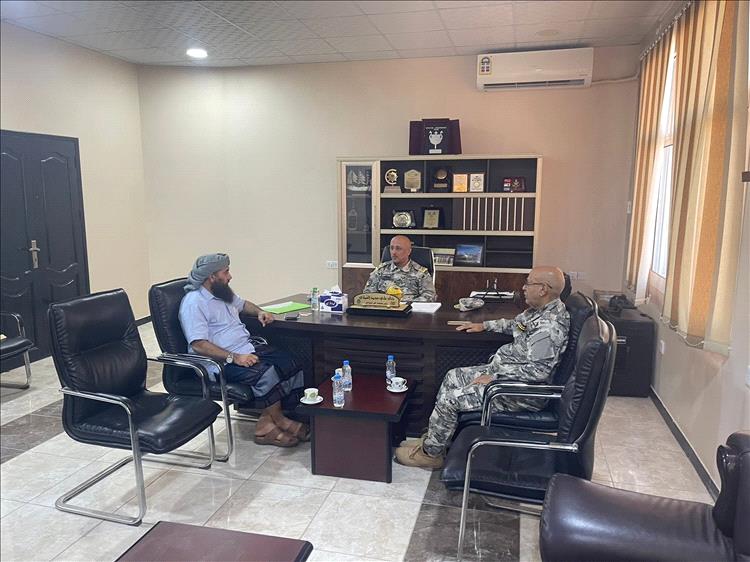 العميد حمدي شكري يلتقي بقيادة خفر السواحل لتعزيز التنسيق الأمني المشترك