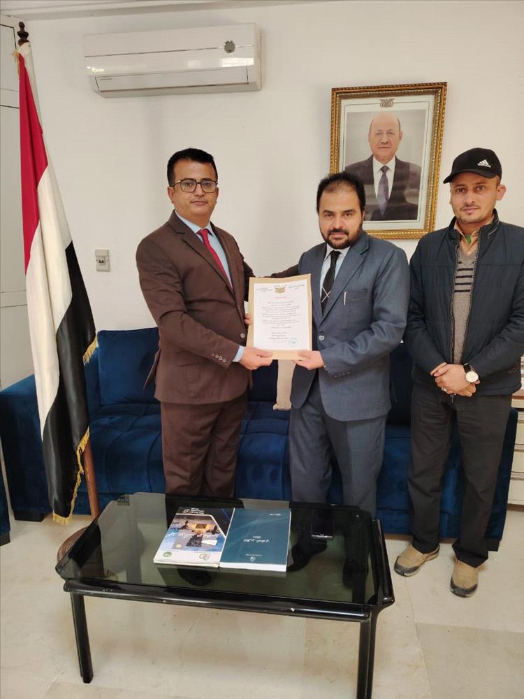 نجوم يمنية تتلألأ على سماء تونس: تكريمُ رائدِ الكلمةِ الدكتور محمود أبوبكر في محرابِ السفارةِ