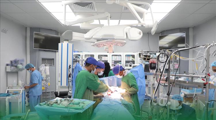 فريق طبي بالمكلا ينجح في استئصال ورم قلبي معقّد لامرأة في عقدها الرابع
