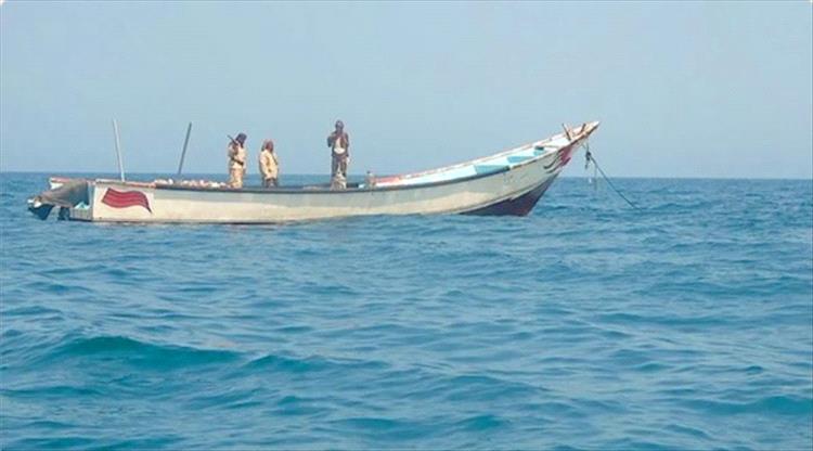 مأساة في البحر الأحمر.. وفاة سبعة صيادين يمنيين بعد انقلاب قاربهم