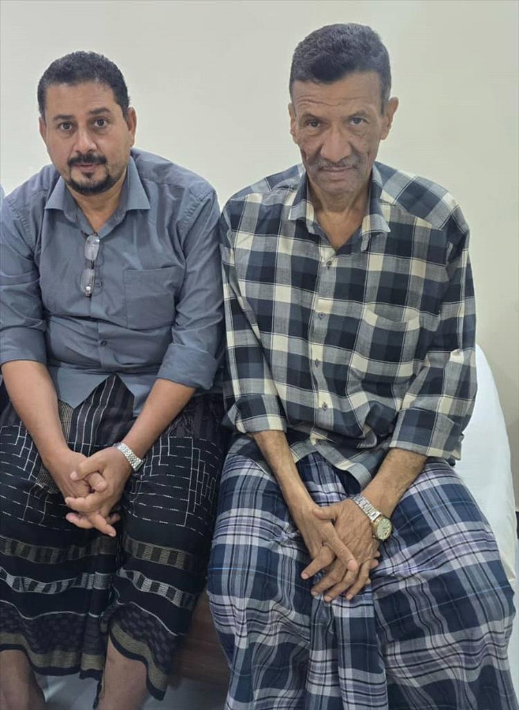 الإعلامي مشتاق عبدالرزّاق يغادر عدن متوجهًا إلى القاهرة في رحلة علاجية
