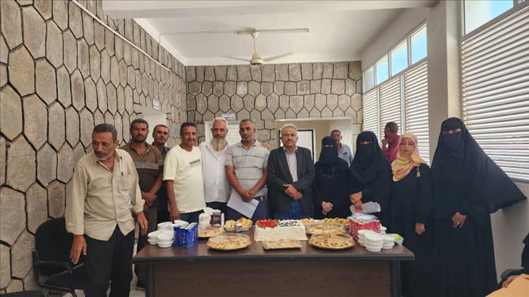 موظفو مكتب التعليم الفني وعمداء المعاهد التقنية والمهنية بالعاصمة عدن يكرمون المدير العام الشكلية