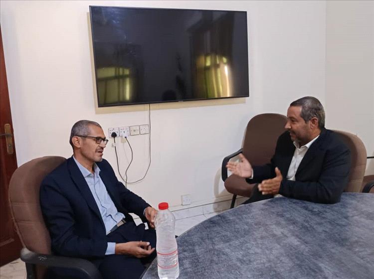 نائب رئيس الوحدة التنفيذية للنازحين يناقش وضع النازحين في حضرموت الوادي والصحراء
