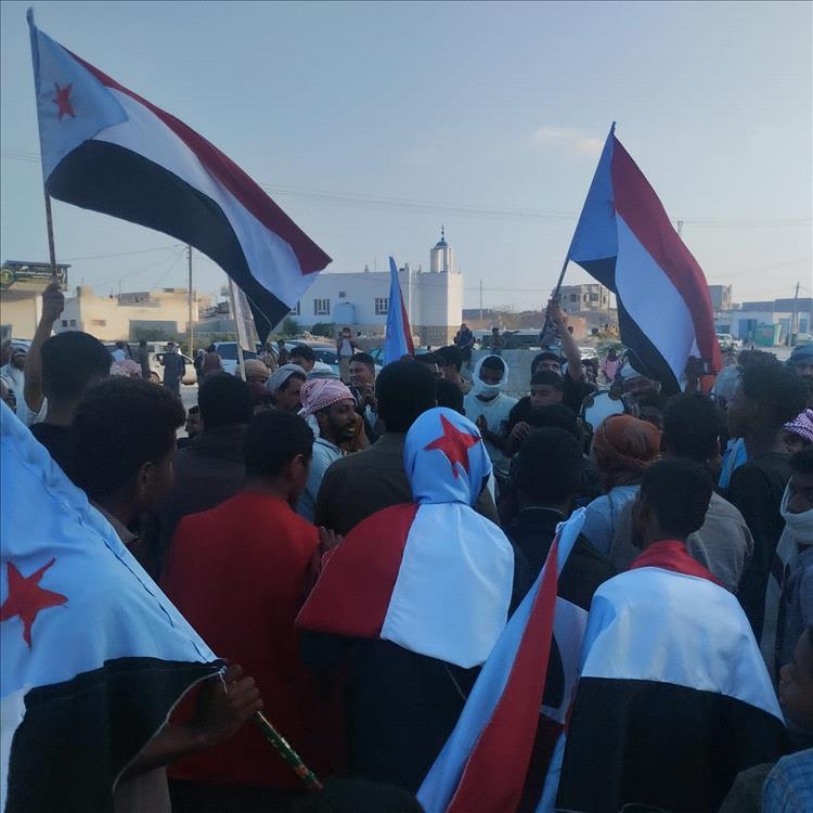المئات من المتظاهرين  يحتشدون في المهرة مطالبين باستقلال الجنوب