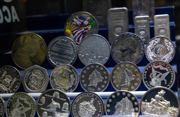 الذهب يرتفع قليلاً قبيل قرار 