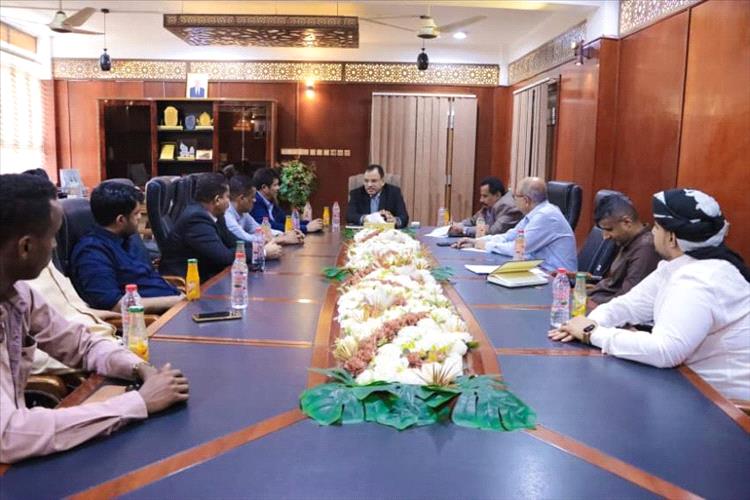 الوزير السقطري يناقش مع أمين محلي المهرة أولويات المحافظة في القطاعين الزراعي والسمكي