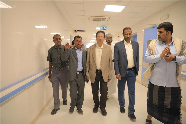 محافظ المهرة يدشن مخيم عمليات العيون لسحب المياه البيضاء وتركيب العدسات بمستشفى الغيضة