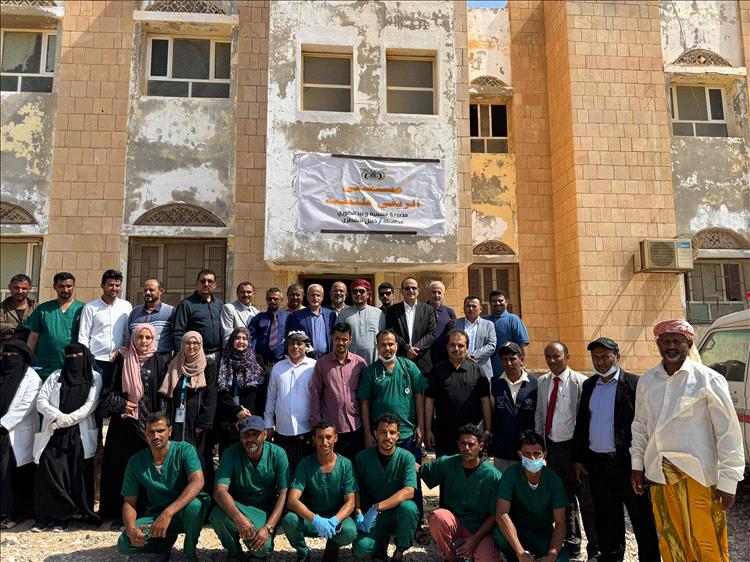 وزير الصحة ومحافظ سقطرى يتفقدان عددًا من المرافق الصحية في مديريتي قلنسية وحديبو