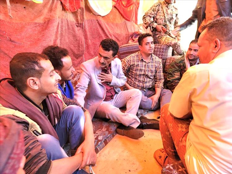 المشمر يزور جرحى مخيم الاعتصام ويؤكد اهتمام السلطة المحلية بمتابعة قضاياهم