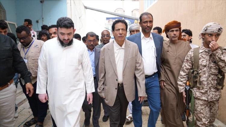 محافظ المهرة يدشّن مخيم عمليات العيون بالغيضة