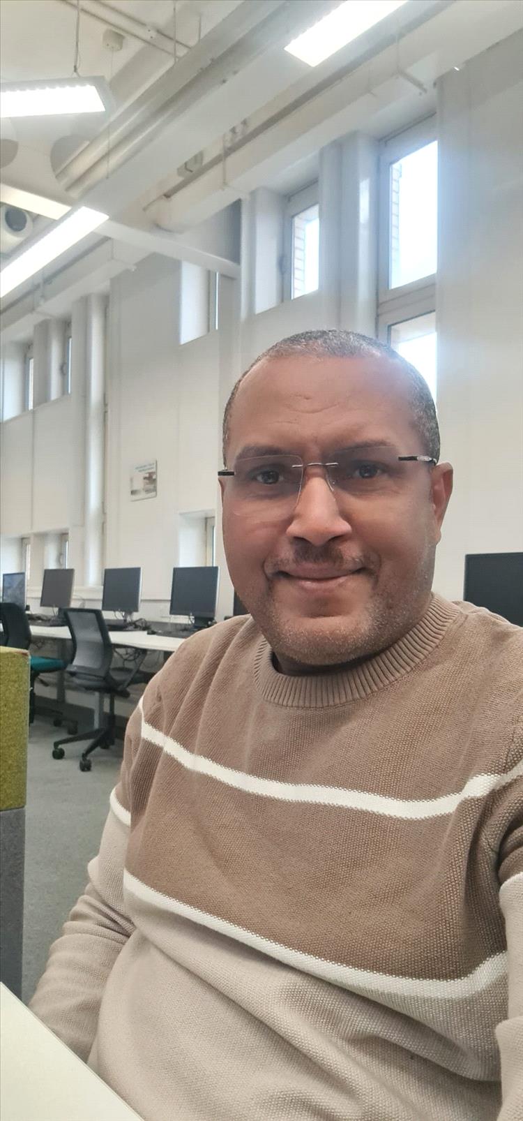 باحث أبيني ينال الماجستير بإمتياز من جامعة بريطانية في إدارة المشاريع الرقمية