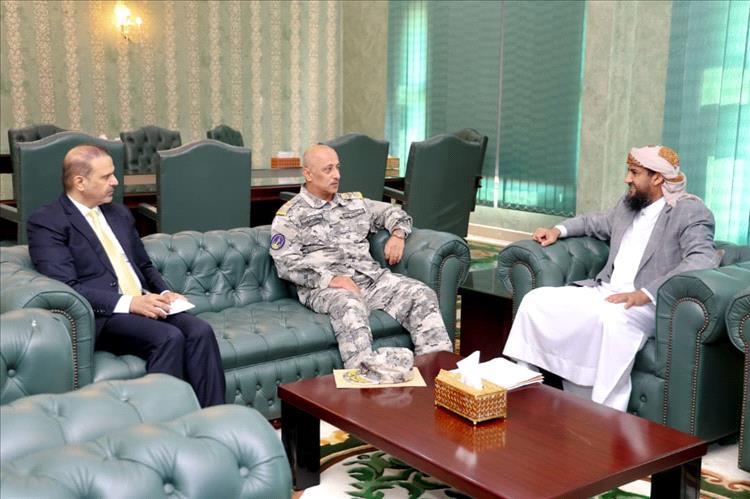 المحرّمي يناقش تعزيز قدرات خفر السواحل لمواجهة تهريب السلاح والتهديدات البحرية