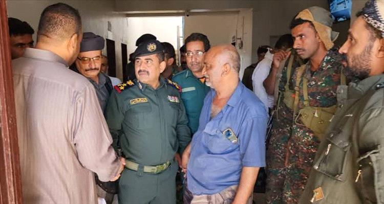 مدير عام شرطة شبوة يتفقد إدارة شرطة عتق ويشدد على أهمية الالتزام والانضباط الأمني
