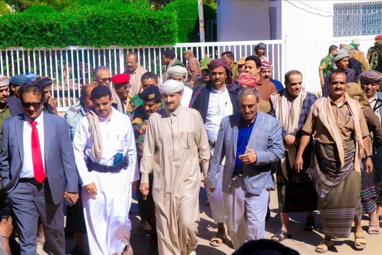 محافظ شبوة يعود من الإمارات بـ"حزمة مشاريع" جديدة لدعم التنمية والخدمات