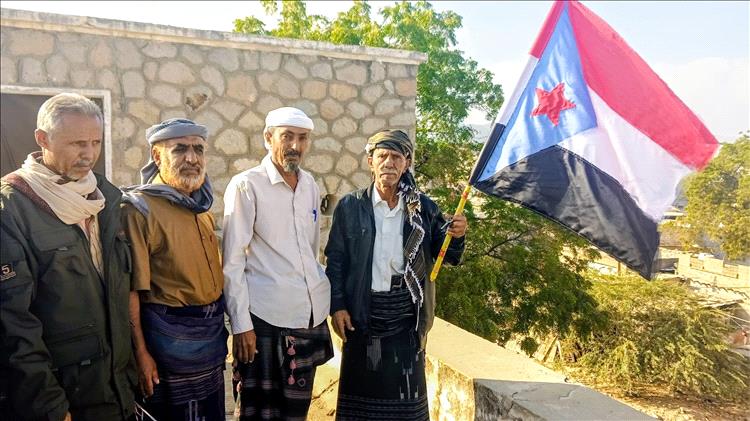رفع أعلام دولة الجنوب العربي على المرافق الحكومية في مديرية مودية