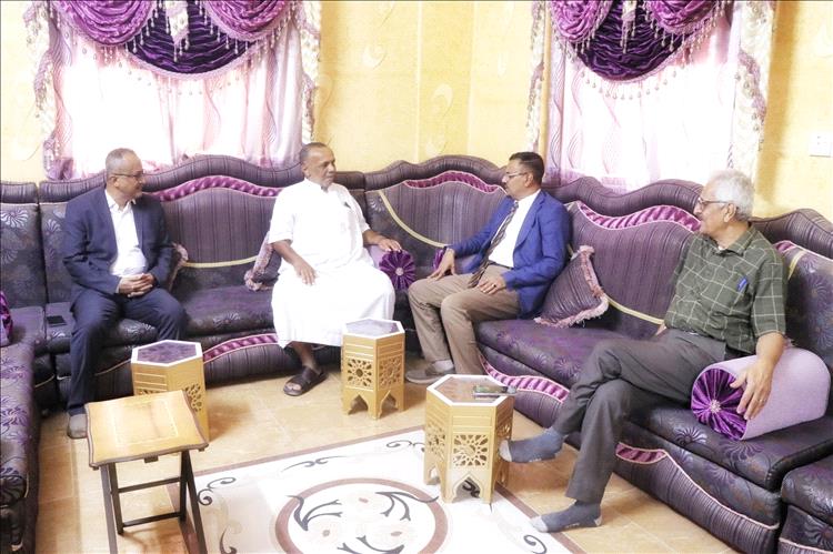 الأمين العام لمحلي حضرموت يطمئن على صحة الأستاذ صلاح رشيد أحد كوادر مكتب وزارة المالية بالمحافظة