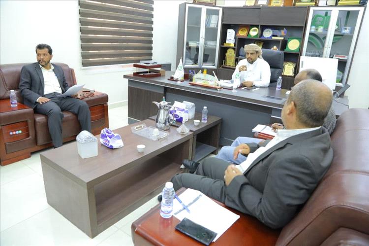 رئيس جامعة المهرة يلتقي باللجنة الإشرافية لحفل التخرج الثاني بالجامعة.