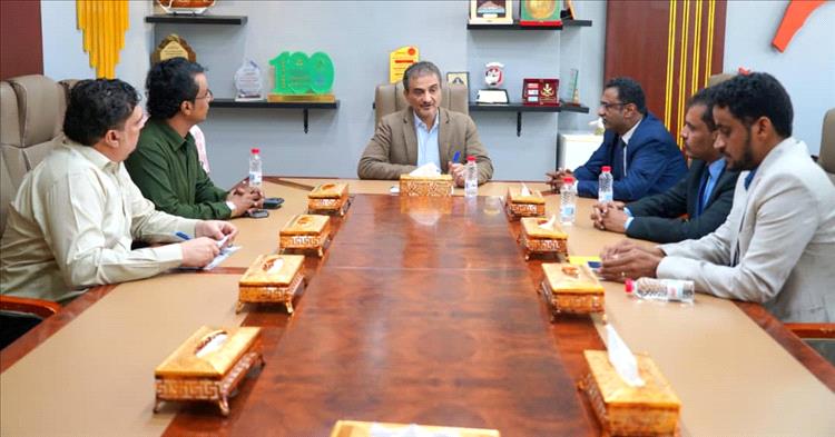 محافظ عدن يلتقي مكتب الثقافة ولجنة تحكيم مسابقة "شاعر البندر"