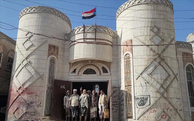 تواصل حملة رفع علم دولة الجنوب العربي على المرافق الحكومية بمديرية لودر