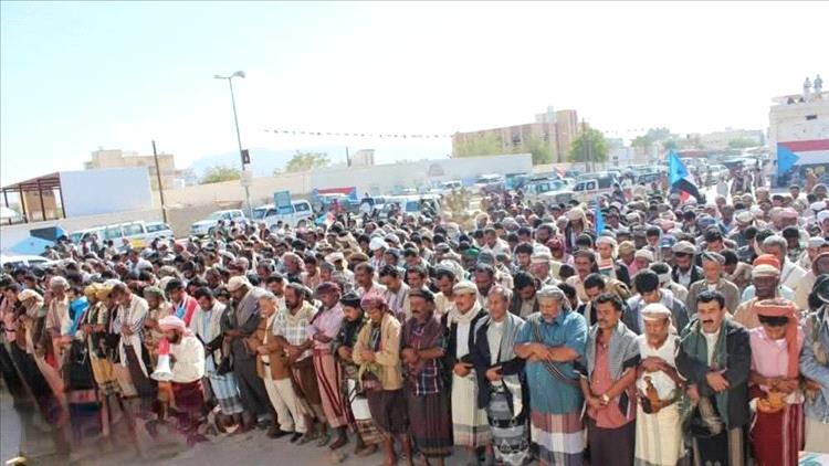 جماهير شبوة تؤدي صلاة الجمعة في ساحة الاعتصام بمدينة عتق