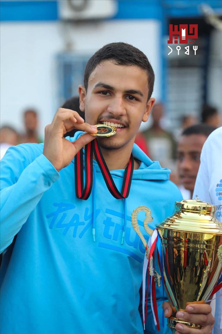 الشاب يوسف مروان بطلا لبطولة عدن  للسباحة في المياه المفتوحة 13