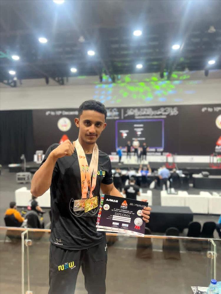 الشاب اليمني أويس الرفاعي يحقق إنجازًا عالميًا في مصارعة الذراع بكأس آسيا