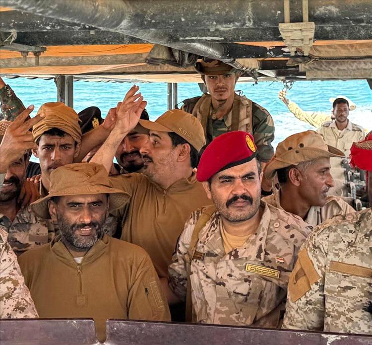 تفقُّد عسكري يسلط الضوء على جاهزية حماية المنافذ البحرية بالمهرة