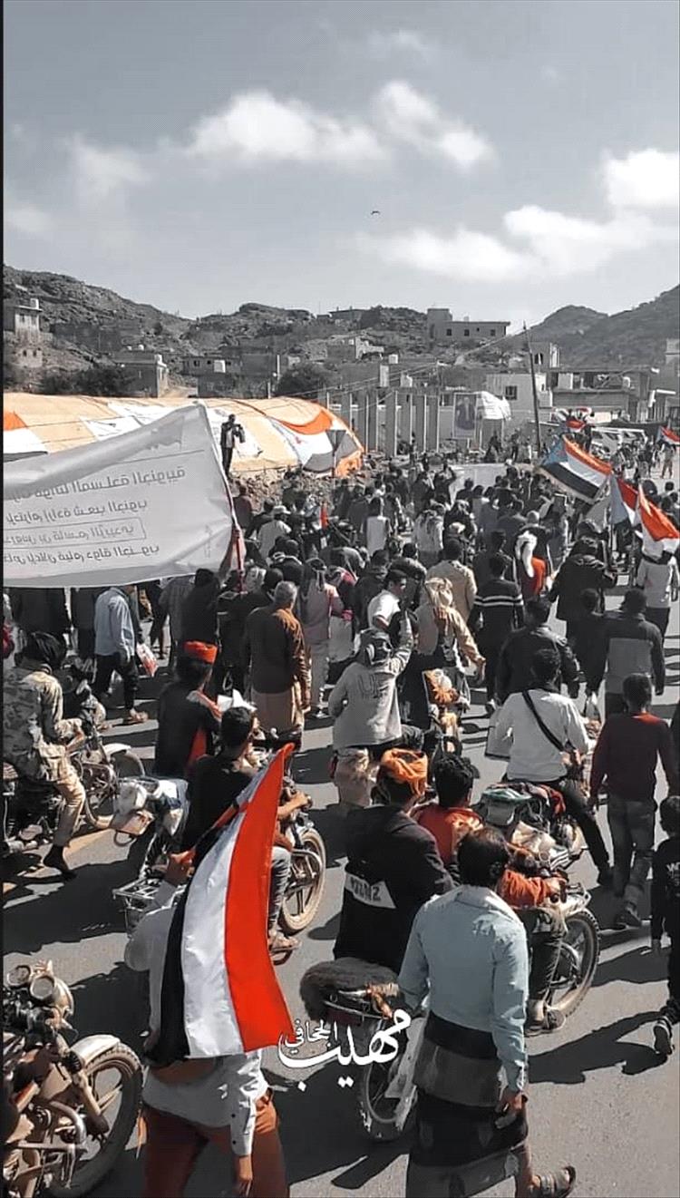 أبناء الأزارق يحتشدون في مخيم الاعتصام بالضالع تأكيدًا على استعادة الدولة الجنوبية