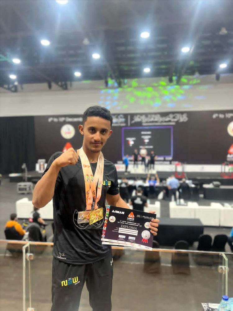 الشاب اليمني أويس الرفاعي يتوّج بإنجاز آسيوي في مصارعة الذراع