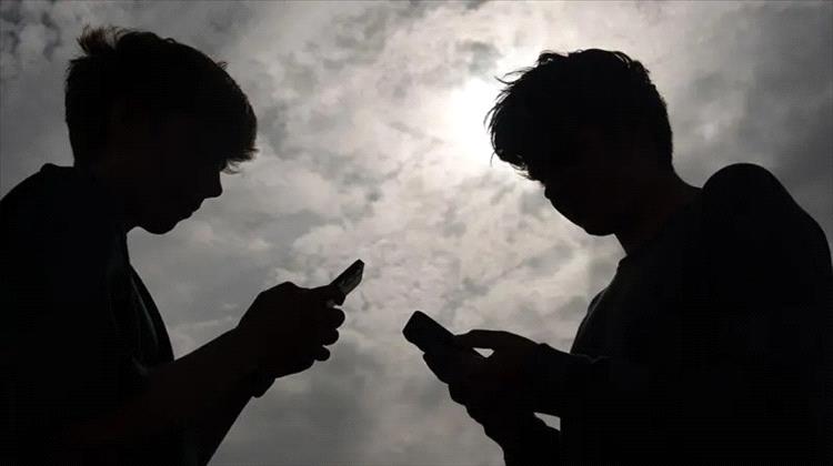 كيف تواجه الأسر العربية إفراط أطفالها في استخدام وسائل التواصل الاجتماعي؟