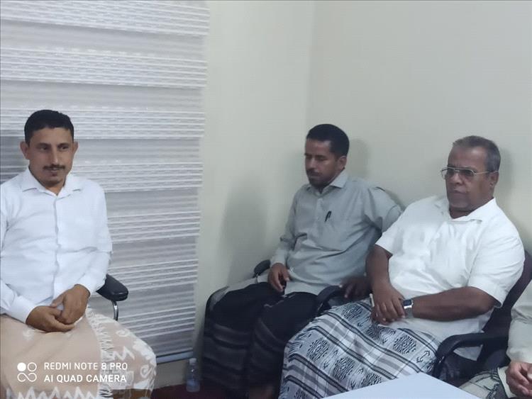 مدير عام مديرية دوعن يزور إدارة التربية والتعليم بالمديرية