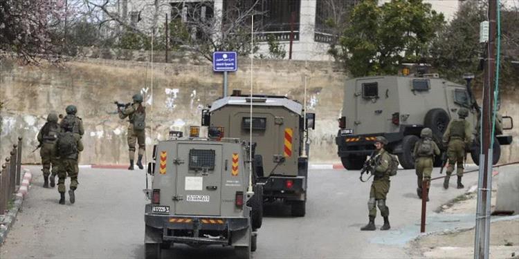 الاحتلال الاسرائيلي يعتقل 25 فلسطينياً من مدينة الخليل وبلدة حلحول