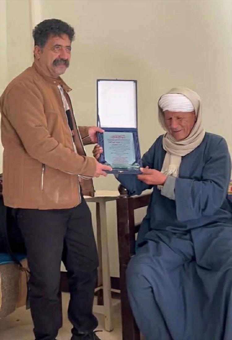 بعد نصف قرن من الفراق.. طلاب يمنيون من يافع يفاجئون معلمهم المصري بزيارة وفاء في صعيد مصر 