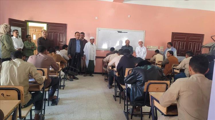 مقيبل والعمودي يدشنان اختبارات الفصل الدراسي الأول 2025 / 2026 بمدارس دوعن