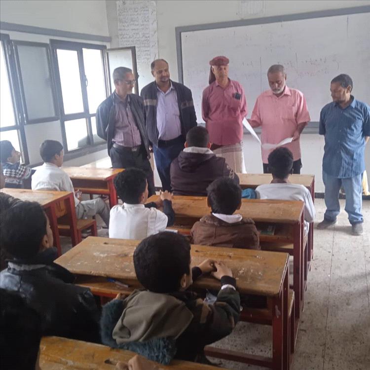 مدير عام مديرية الضالع ومدير ادارة التربية يدشنان امتحانات الفصل الدراسي الأول 