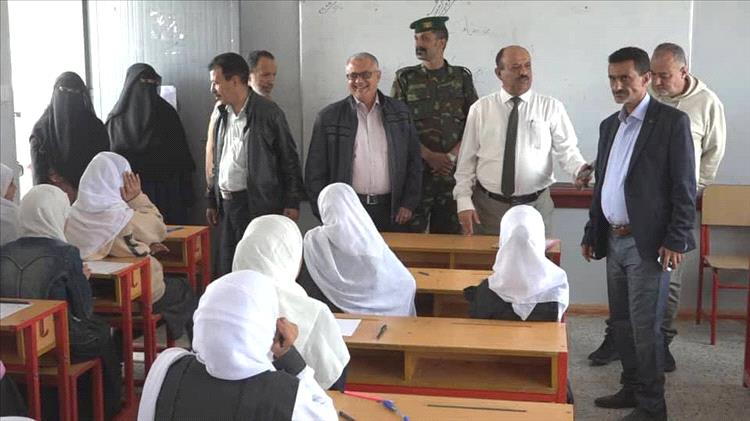 تعز.مدير عام مديرية القاهرة يدشّن امتحانات الفصل الدراسي الأول للعام 2025–2026م.