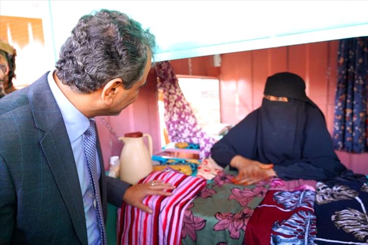 وزير الدولة لملس يفتتح المساحة الآمنة للنساء "سوق الوومن " في مديرية صيرة