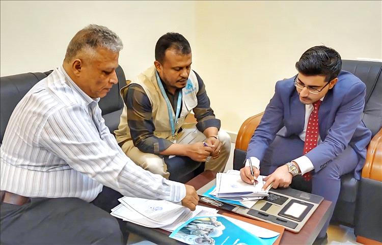 نائب وزير المياه والبيئة يوقّع اتفاقية مشروع تعميق وتأهيل بئر الرميلة بمأرب 