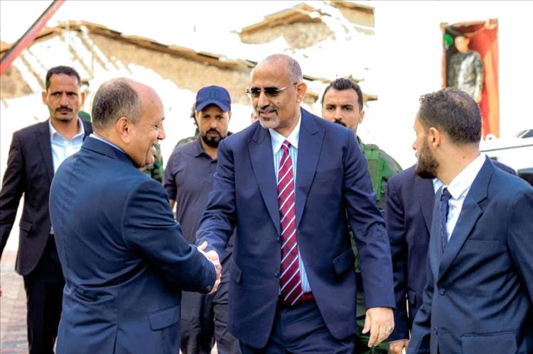 الزُبيدي يتفقد سير العمل بوزارة الصناعة والتجارة