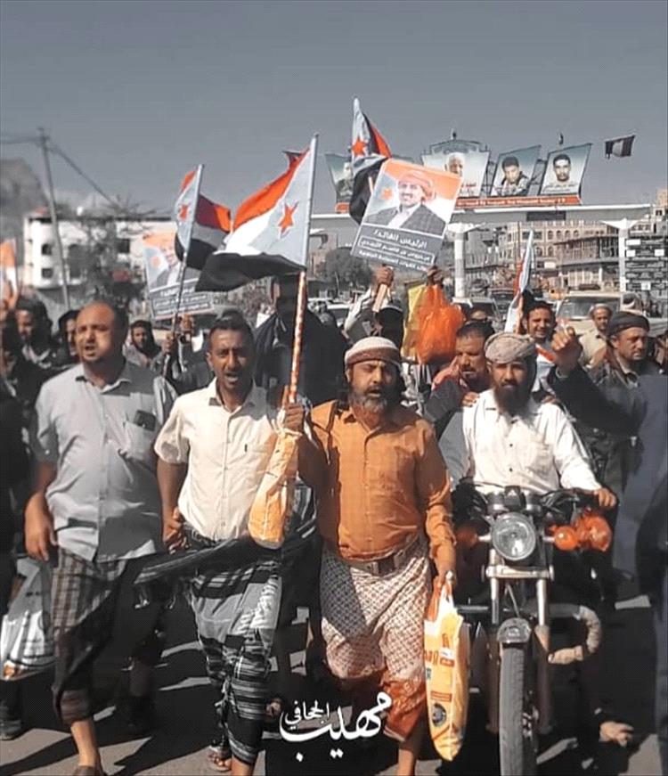 الضالع .. السلطة المحلية تزحف إلى مخيم الاعتصام وتفوض اللواء الزُبيدي باستعادة الدولة الجنوبية