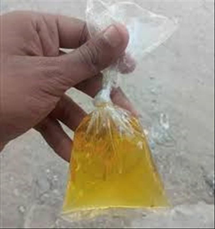 مواطنون يشترون الزيت بالملليلتر.. مشاهد من بقالة تكشف عمق الأزمة المعيشية 