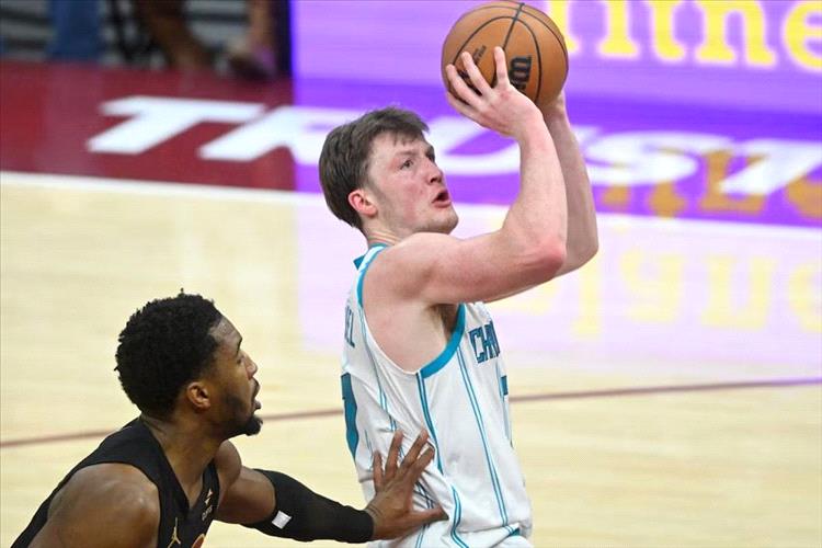 دوري كرة السلة الأمريكي: فوز فريق شارلوت هورنتس على مضيفه كليفلاند كافاليبرز