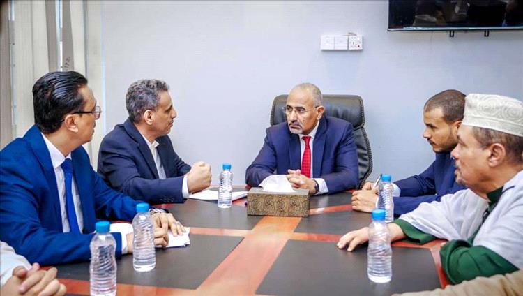 الزُبيدي يتفقد سير العمل في وزارة الإدارة المحلية بعدن