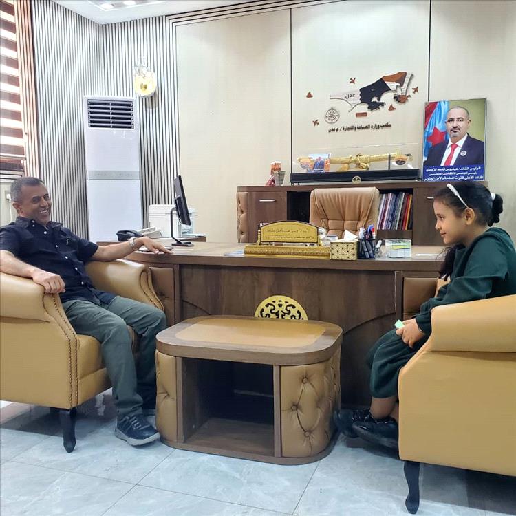 العميد وسيم العُمري يستقبل الطفلة منيرة بن شجاع ويُثني على وعيها الوطني المتقدم