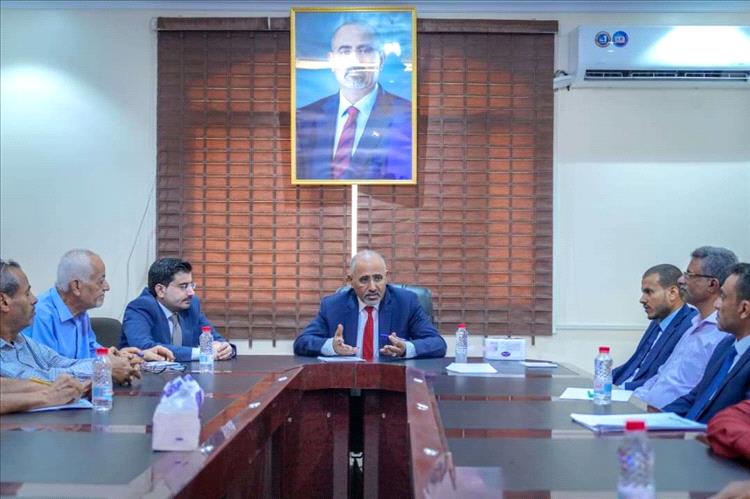 اللواء الزُبيدي يزور وزارة المياه والبيئة ويطّلع على المشاريع المنفذة لتعزيز الموارد المائية