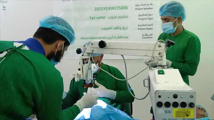 محافظ أبين ومدير عام الصحة يدشنان عمليات سحب المياه البيضاء وزراعة العدسات في مخيم طبي مجاني بباتيس