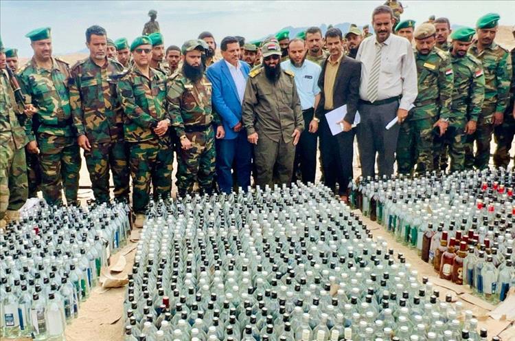 إدارة مكافحة المخدرات بقوات الحزام الأمني تتلف (2795) قارورة وعلبة من الخمور المهربة
